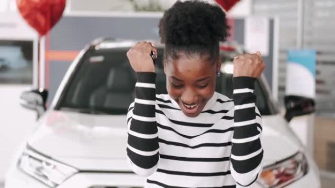 有吸引力的年轻女子正在汽车经销店购买新车