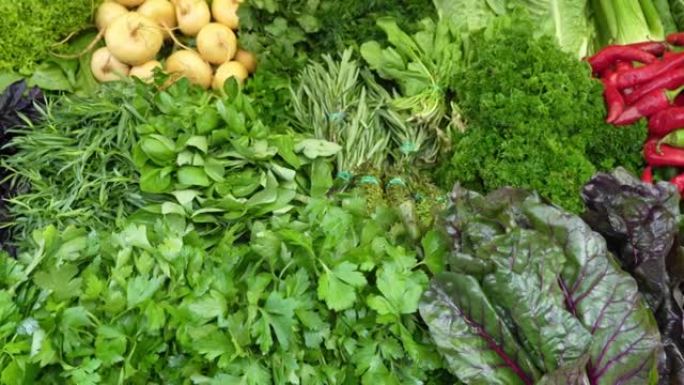 农贸市场柜台上的香料，草药，沙拉和蔬菜