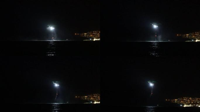 夜视消防直升机从海上取水。