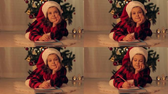 一个女孩躺在地板上，做梦，给圣诞老人写了一封信，背景是一棵喜庆的圣诞树。圣诞树下戴着圣诞老人帽子的孩