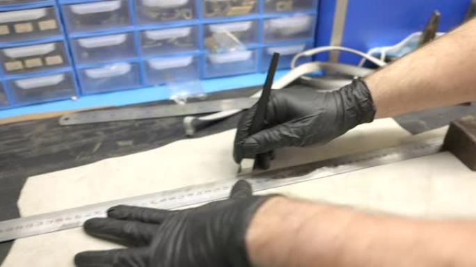 将金属仪表固定在工作台上的皮革板上，并用手术刀沿边缘切割