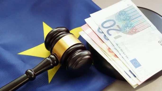 欧盟法院，欧盟旗帜，法官木槌和欧元货币。贪污概念短片