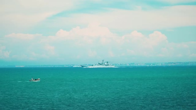 黑海中央的一艘战舰和一艘帆船