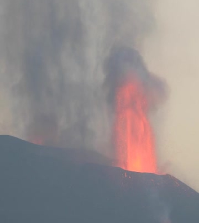 拉帕尔玛火山在黄昏爆发，熔岩流流动。惊人的声音!