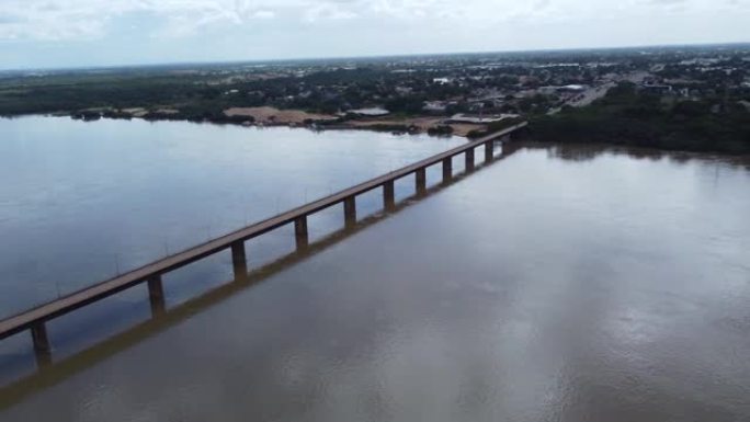罗赖马博阿维斯塔市里约布兰科河和大桥无人机的航拍图像