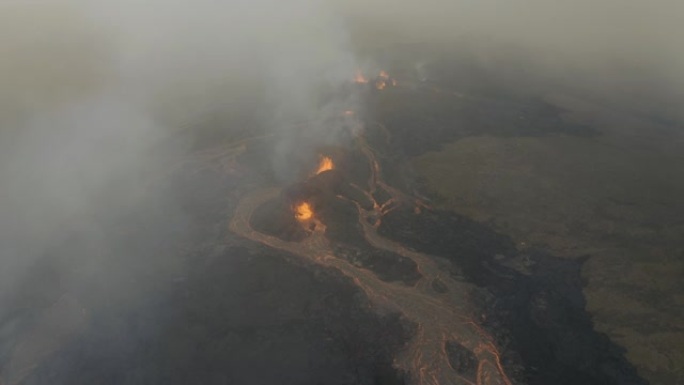 火山中的烟雾和云层覆盖了空中无人机的视野