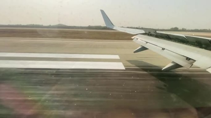 从客机窗口看，降落在机场跑道上的航班