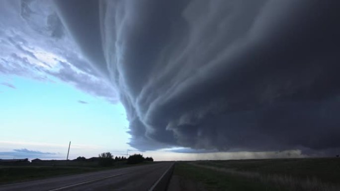 随着巨大的乌云在头顶移动，追逐卡车的风暴