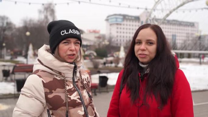 冬天，两个女人站在街上说话。自由和休闲概念