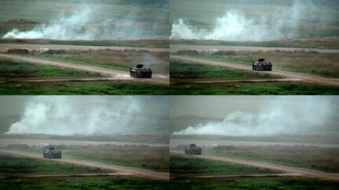 俄罗斯坦克在坦克射击的背景柱上行驶。