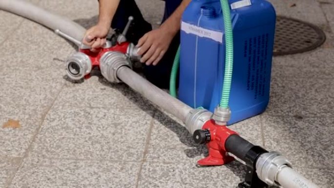 消防员，用消防软管连接和调节水泵