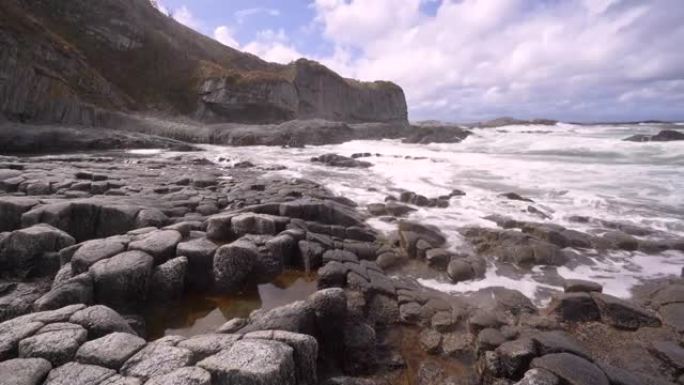 千岛群岛库纳希尔岛上的斯托尔巴奇角，被联合国教科文组织列入名单的独特地质火山形成。