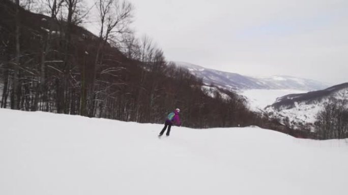 女孩在马其顿马夫罗沃滑雪中心的斜坡上滑雪