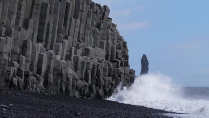 冰岛雷尼斯法拉黑沙滩的玄武岩柱