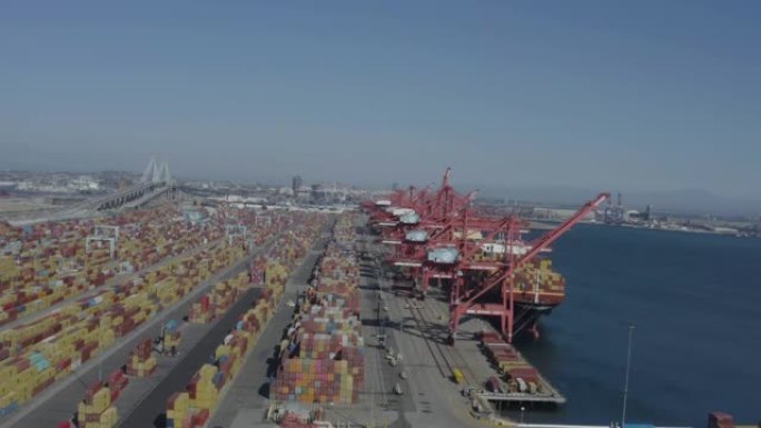 美国加利福尼亚州长滩-2021年10月20日: 多式联运船舶在长滩港卸载数百个集装箱