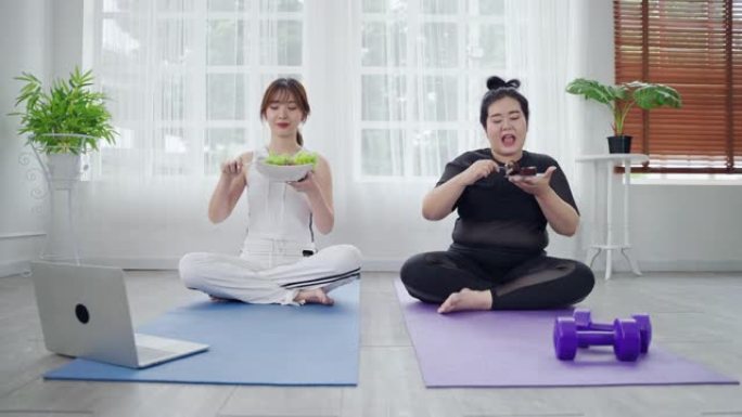 穿着运动服的漂亮和胖女人正在选择自己喜欢的食物，饮食和运动选择。