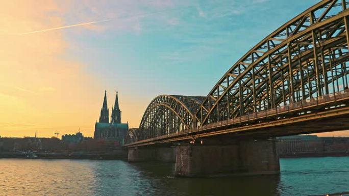 霍亨索伦桥 (hohenzollernbr ü cke) 和科隆科隆大教堂的美丽午后日落景色。莱茵河
