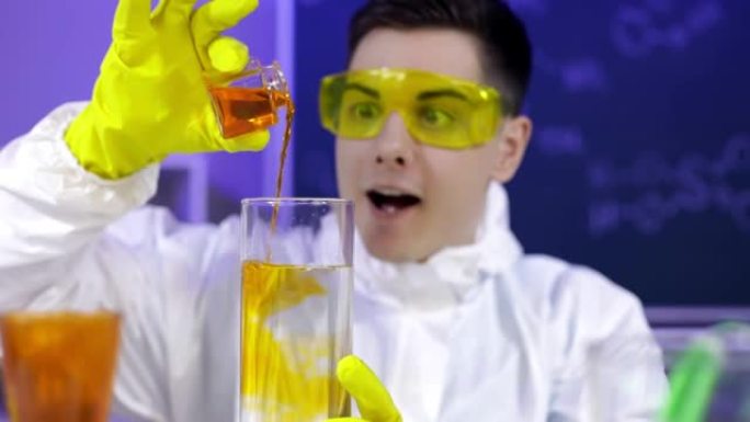 男医生在化学实验室做实验。