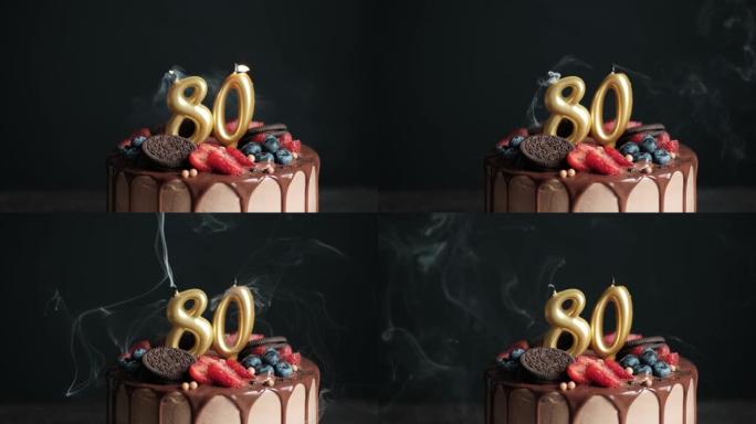黑色背景上的巧克力生日蛋糕，有八十根金色蜡烛。80周年生日蛋糕。慢动作