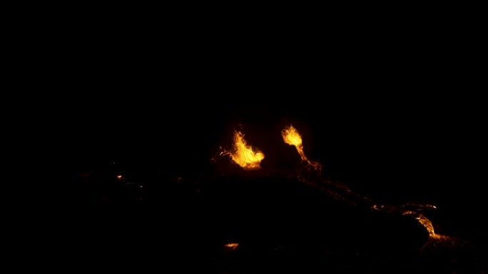 当这座火山吹出岩浆时，外面很暗