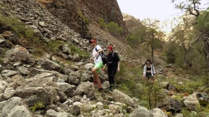 一群山里的徒步旅行者正沿着岩石露头行走。
