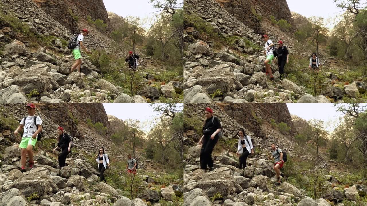 一群山里的徒步旅行者正沿着岩石露头行走。