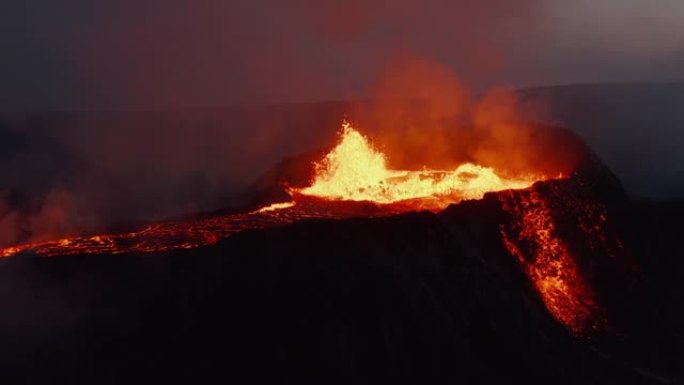 沸腾的岩浆物质从火山口溅出。发光的熔岩照亮流出的气体。热熔岩流。法格拉达尔斯福杰尔火山。冰岛，202