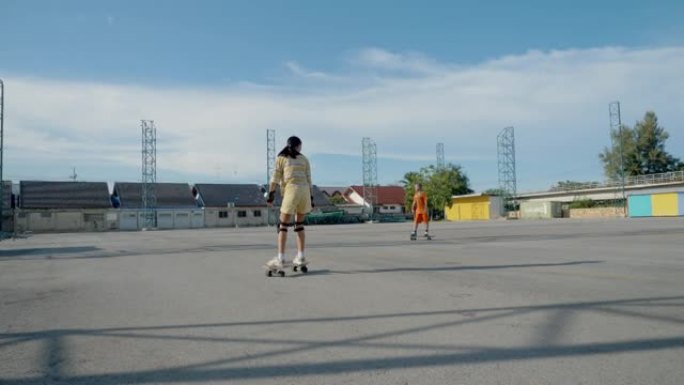 亚洲女孩在公共游乐场学习玩防滑鞋，运动生活方式的概念。
