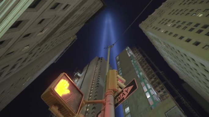 纽约市市区9月11日纪念灯下闪烁的交通信号