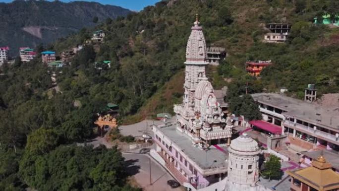 印度喜马偕尔邦Jatoli Shiv Parvati寺庙的鸟瞰图。无人机拍摄了亚洲最高的湿婆神庙。