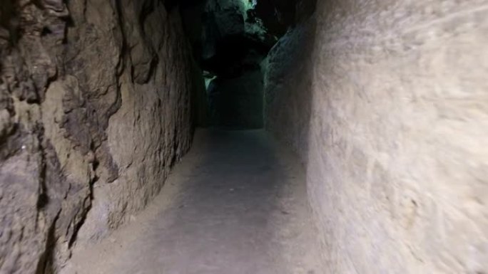 金矿隧道地下废弃通道。