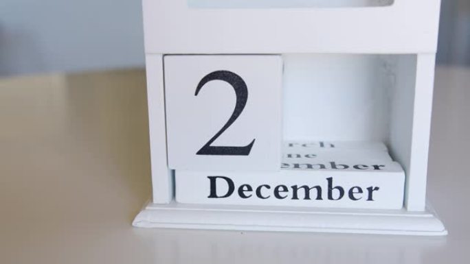 在12月25日或圣诞节更改木制日历上的日期。
