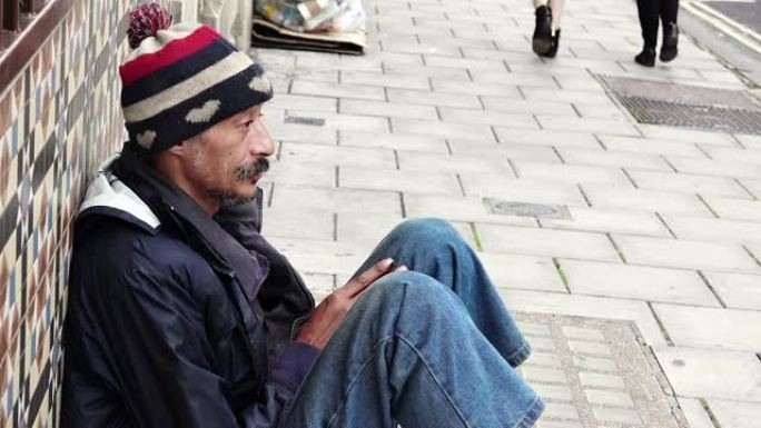 无家可归。流落街头的失业乞丐。