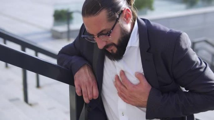 男子触摸胸部感觉心脏疼痛走上楼梯，有心脏病发作的风险