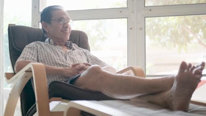 亚洲老人看着相机严肃快乐的老成熟祖父露齿微笑摆姿势在家庭住宅或养老院拍摄特写视频肖像，老年人4k