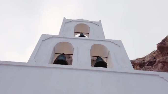 希腊东正教教堂Agios Nikolaos位于希腊圣托里尼岛上火山破火山口的边缘，靠近圣托里尼岛的心