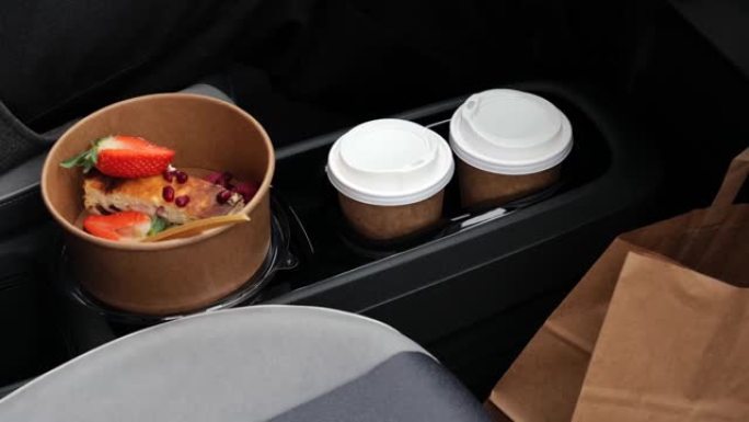 商人手在汽车上拿咖啡或茶杯