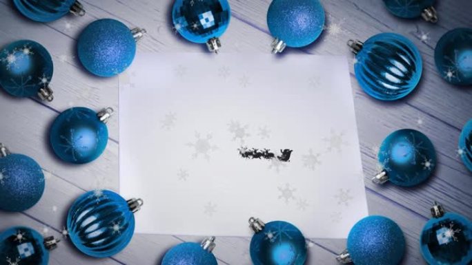 雪橇上的圣诞老人的雪花被驯鹿拉到纸上和多个蓝色小玩意