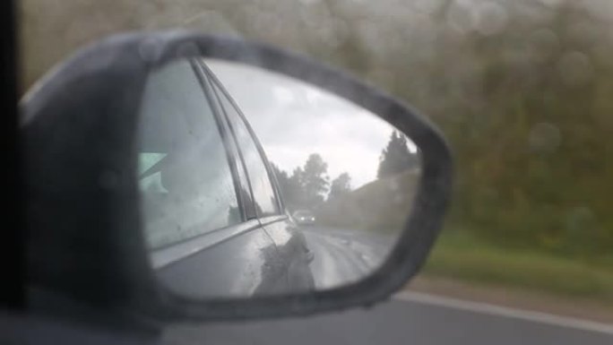 在道路上行驶时汽车后视镜中的反射