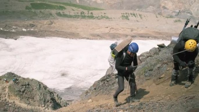 登山者使用皮带系统从山上下来