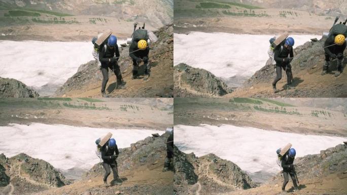 登山者使用皮带系统从山上下来