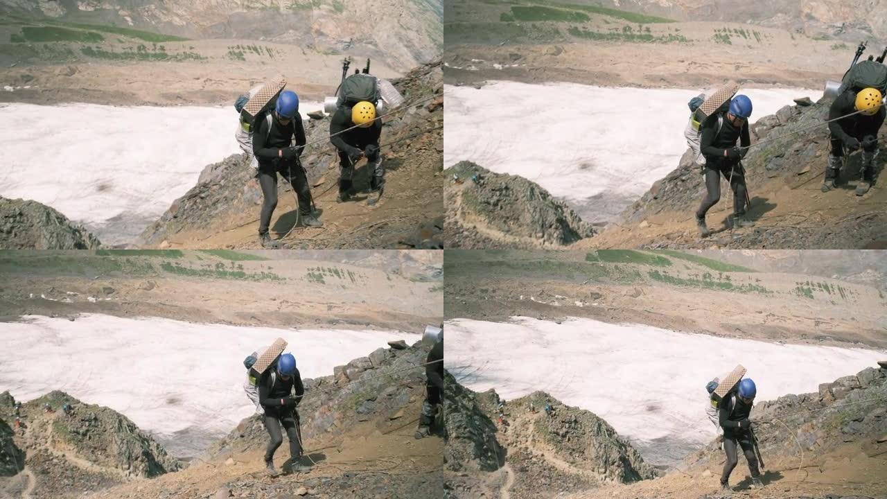 登山者使用皮带系统从山上下来