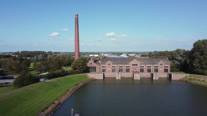 Woudagemaal是世界上有史以来最大的蒸汽泵站。位于荷兰莱默，空中从左到右