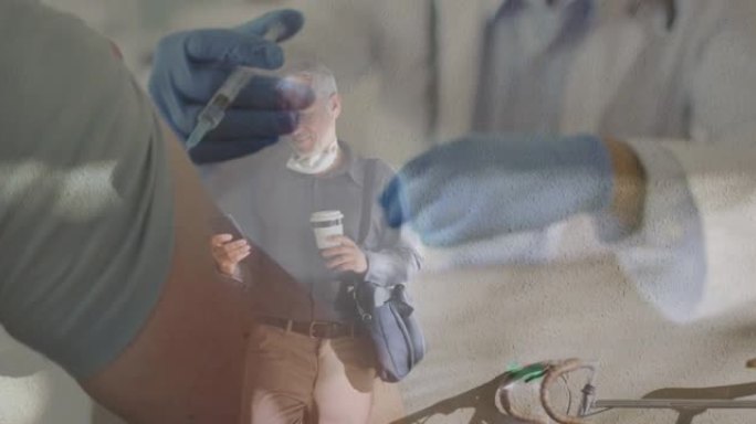 戴口罩的高级男子的疫苗医生动画