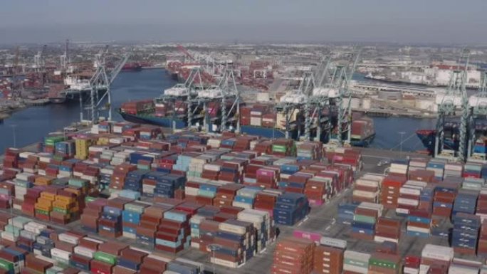 美国加利福尼亚州长滩-2021年10月20日: 港口地面上成千上万的商业运输集装箱正在等待运输