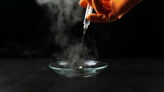 高锰酸钾过氧化氢分解反应。KMno4和H2O2混合化学反应产生的烟雾效应。黑色背景上的危险实验
