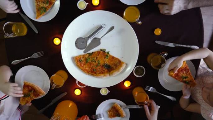 在圆桌会议上，一家人切披萨，俯视图，五个家庭成员