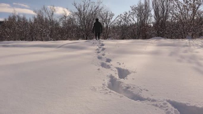 男子在雪地上行走寒冷的天气-50摄氏度。
土耳其的埃尔祖鲁姆。
森林雪地上的人类脚印。
跟踪，跟踪。