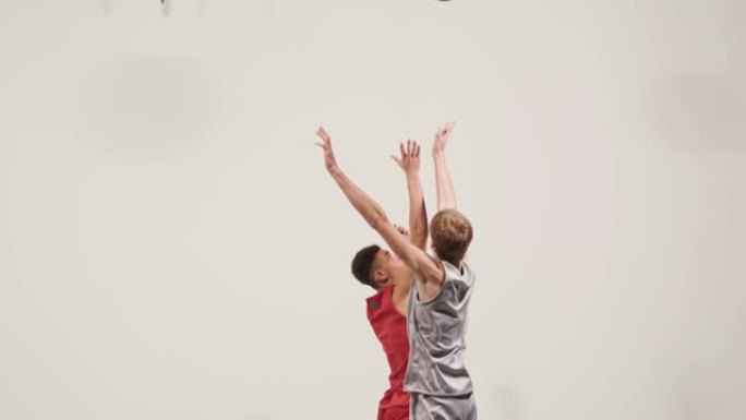 篮球比赛中比赛开始前的掷界外球。两名对方球员为控球而跳跃。慢动作