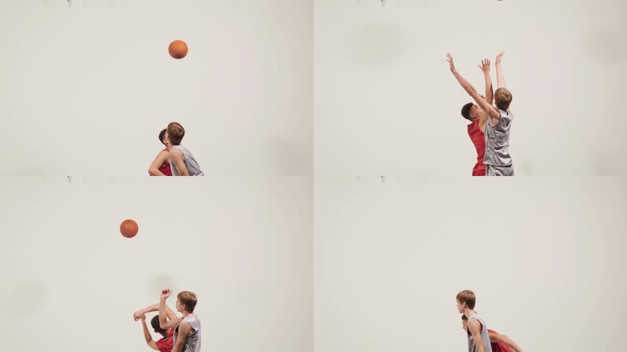 篮球比赛中比赛开始前的掷界外球。两名对方球员为控球而跳跃。慢动作